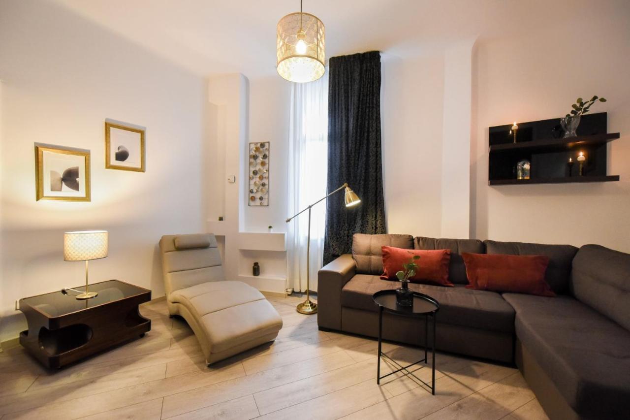 Discover Comfort: Charming & Spacious In The Old Town Appartamento